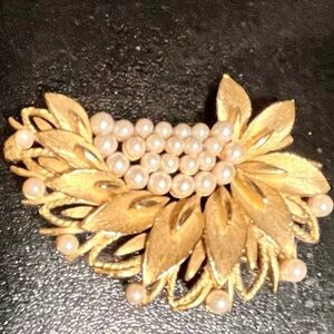 Gold Faux Pearl VTG Leaf Pin Brooch Unique Gift For Mom or Friend 2” x 1” MCM